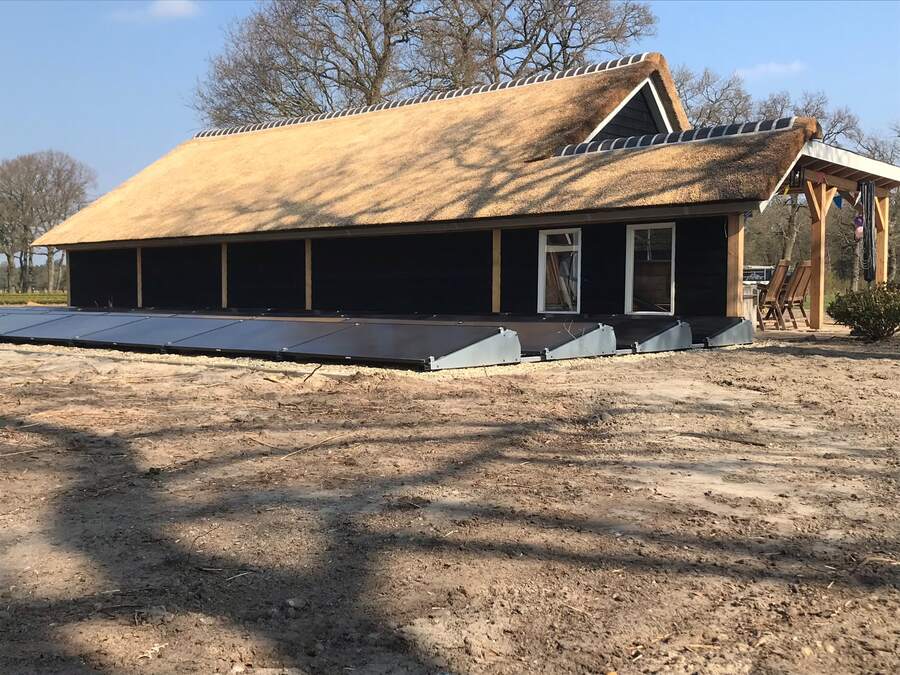Nieuw rieten dak op een langgevelboerderij
